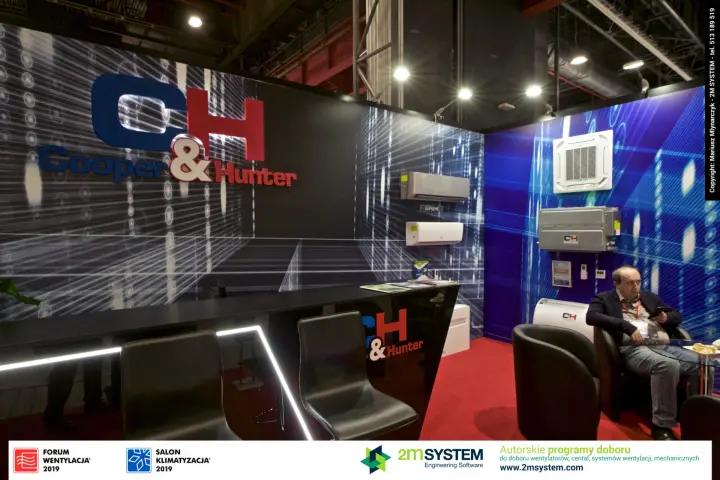 Close view of Cooper&Hunter logo wall, bar stools and cassette unit at Forum Wentylacja 2019
