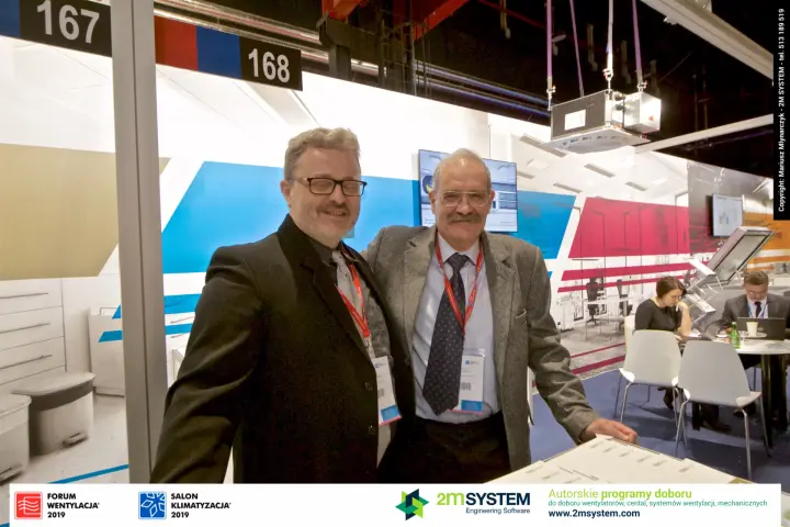 Closer portrait of two visitors at the Fläkt Group stand at Forum Wentylacja 2019