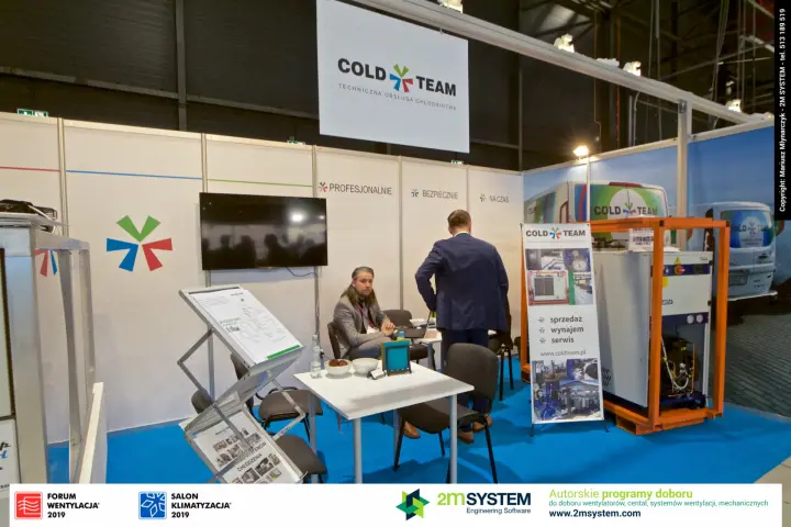 Cold Team stand with a chiller in an orange transport frame