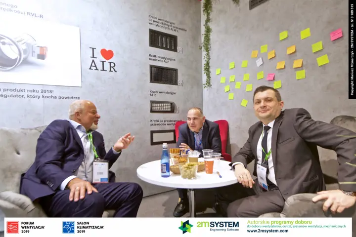 Conversation over snacks in the SMAY lounge under the I love AIR graphic at Forum Wentylacja 2019