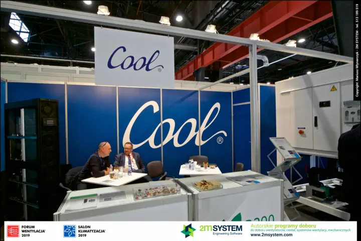Cool stand with blue walls, rack cooling cabinet and large white unit at Forum Wentylacja 2019