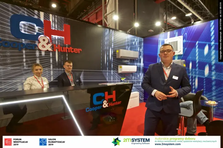 Cooper&Hunter staff with split and cassette units on display at Forum Wentylacja 2019