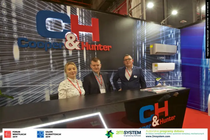 Cooper&Hunter team behind the counter under the C&H logo at Forum Wentylacja 2019