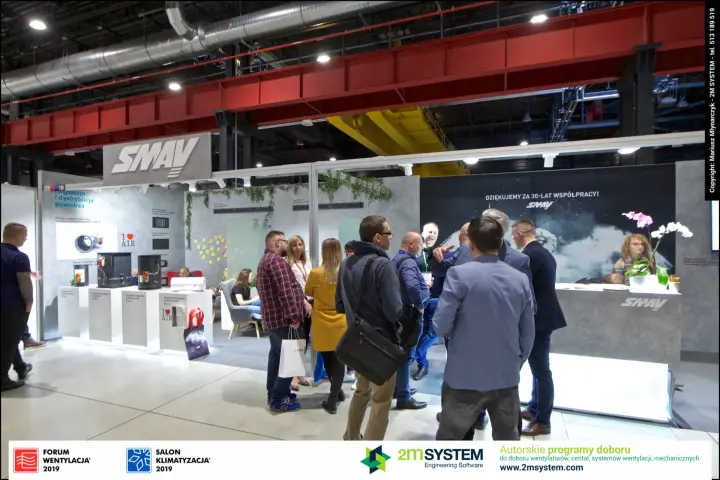 Crowd gathered at the SMAY counter beside the regulator display at Forum Wentylacja 2019
