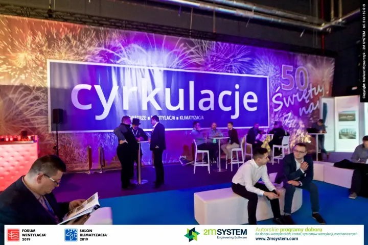 Cyrkulacje lounge with anniversary fireworks backdrop