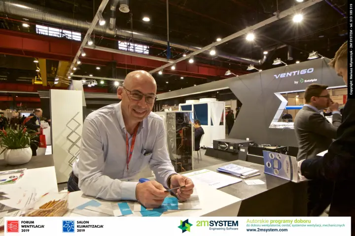Entalpia counter with Ventigo brochures and outdoor units behind at Forum Wentylacja 2019