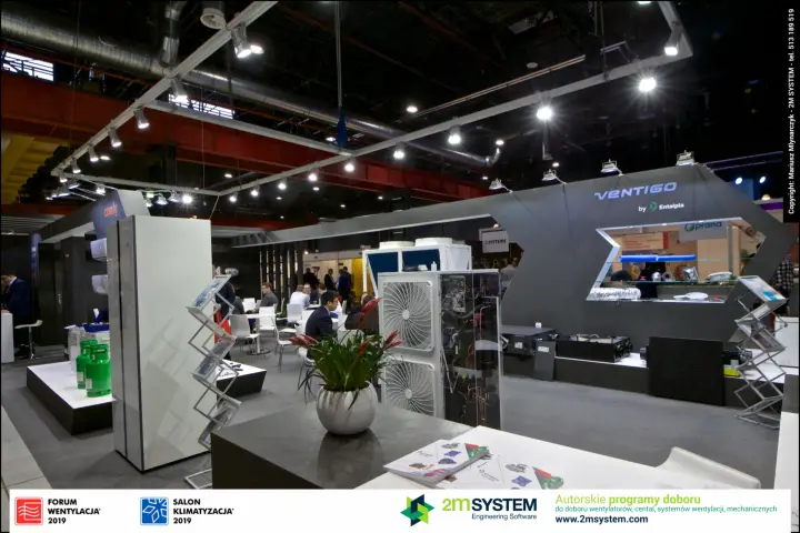 Entalpia stand overview with open outdoor unit and Comfy display at Forum Wentylacja 2019