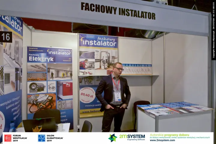 Fachowy Instalator magazine stand with roll-ups and free copies on the counter