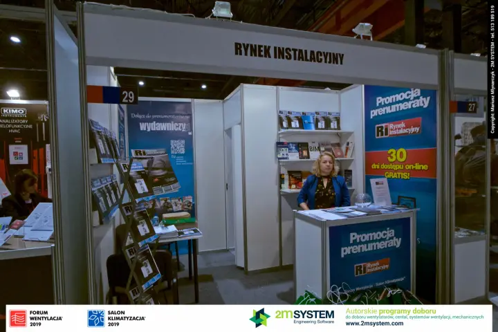 Front view of Rynek Instalacyjny stand 29 with magazine racks and counter