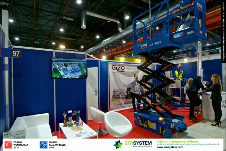 Gizo corner stand 97 with raised GN-1330 scissor lift at Forum Wentylacja 2019
