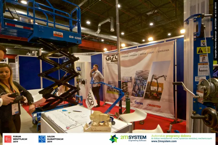 Gizo GN-1330 scissor lift and wooden bison figure on the counter at Forum Wentylacja 2019