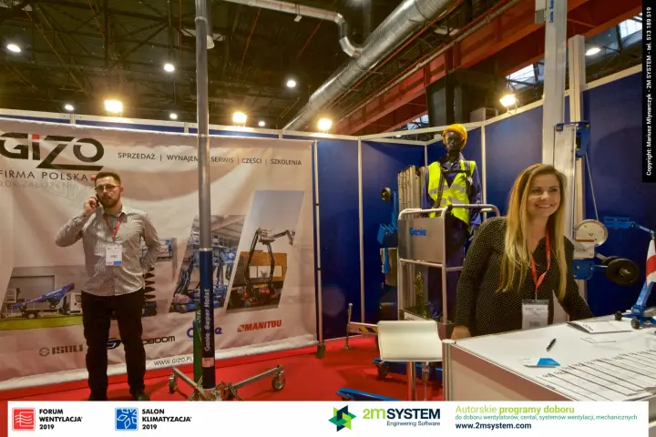 Gizo staff beside a Genie Super Hoist and personnel lift at Forum Wentylacja 2019