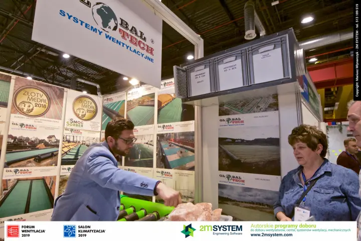 Global Tech presenter explaining salt rock filter media to a visitor at Forum Wentylacja 2019