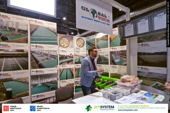 Global Tech staff presenting green GWC pipes and adsorbent samples at Forum Wentylacja 2019