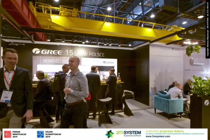 Gree stand bar and lounge beneath the hall's yellow overhead crane at Forum Wentylacja 2019