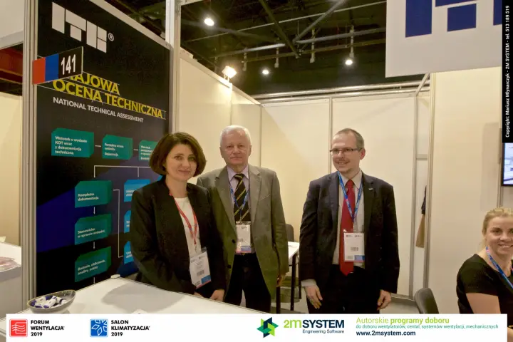 Group portrait at the ITB booth in front of the KOT procedure chart at Forum Wentylacja 2019