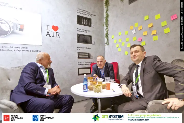Guests seated at SMAY stand below the RVL-R regulator poster at Forum Wentylacja 2019