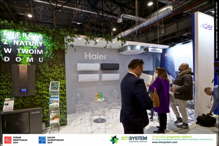 Haier wall-mounted split units beside the Neoheat green wall at Forum Wentylacja 2019