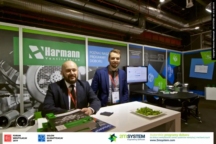 Harmann team at the counter with Sensovent software panel behind at Forum Wentylacja 2019