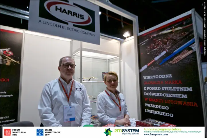 Harris banner on brazing expertise beside staff at the counter at Forum Wentylacja 2019