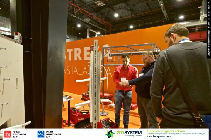 Hilti installation demo in the orange Strefa Instalatora zone at Forum Wentylacja 2019