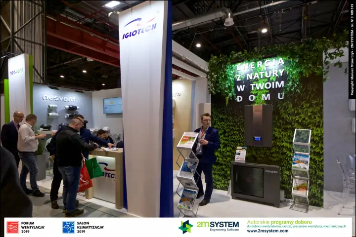 Iglotech stand with Neoheat heat pump on a green wall at Forum Wentylacja 2019