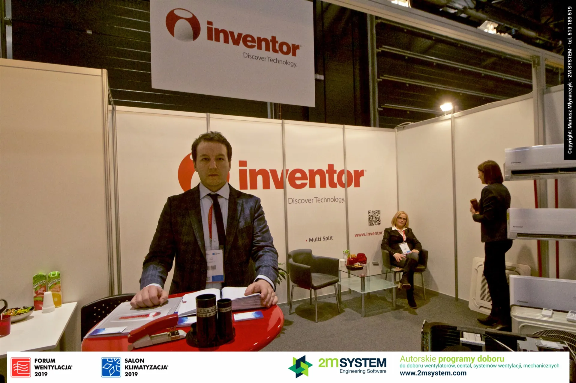 Inventor staff at the red table under "Discover Technology" sign at Forum Wentylacja 2019
