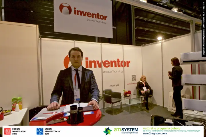 Inventor staff at the red table under "Discover Technology" sign at Forum Wentylacja 2019