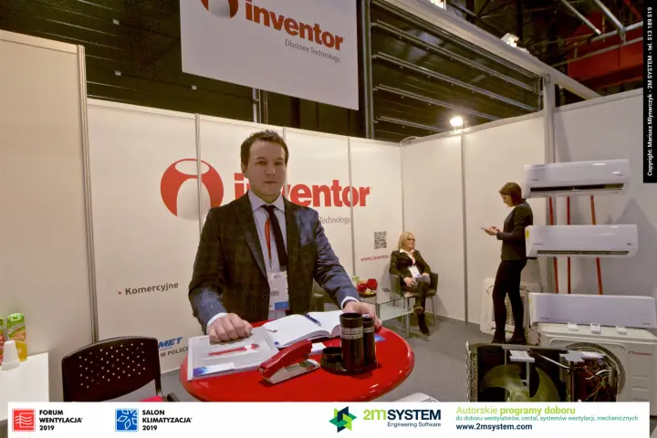 Inventor stand with staff at a red table and wall-mounted split units at Forum Wentylacja 2019