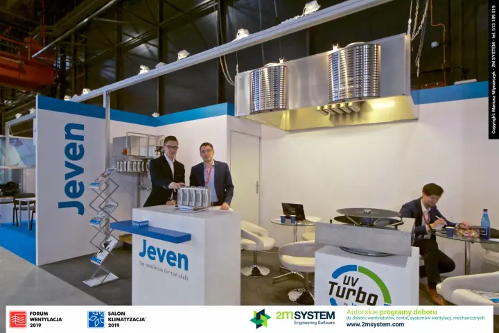 Jeven team at the counter with "Top ventilation for top chefs" slogan at Forum Wentylacja 2019