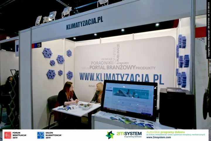 Klimatyzacja.pl portal stand with a large screen showing its website