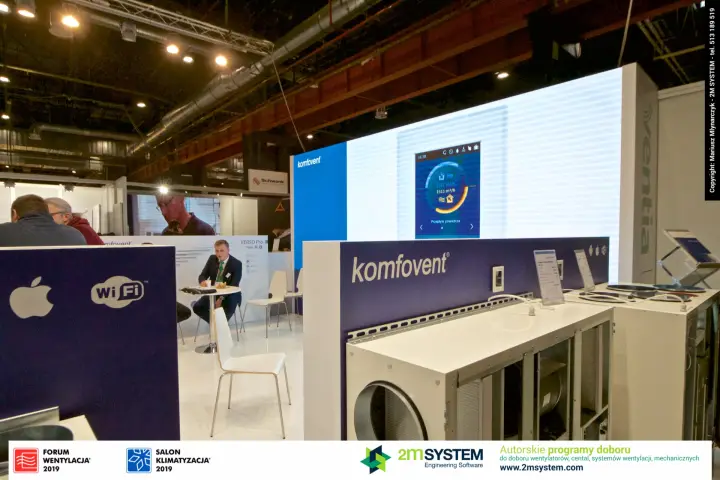 Komfovent units under LED wall displaying 'Przepływ powietrza' screen