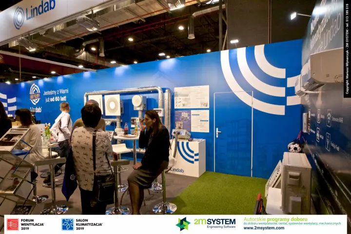 Lindab stand with an air-terminal demo wall and split units on artificial grass at Forum Wentylacja 2019