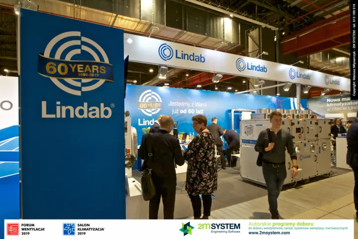 Lindab stand front with the anniversary column and an air handling unit at Forum Wentylacja 2019