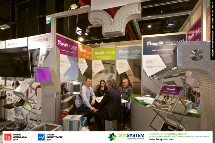 Meeting table at the Hivent stand among colour-coded P3ductal duct panels at Forum Wentylacja 2019