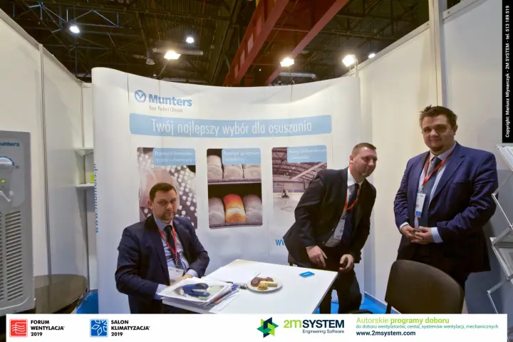 Munters team at a curved pop-up wall promoting dehumidification at Forum Wentylacja 2019