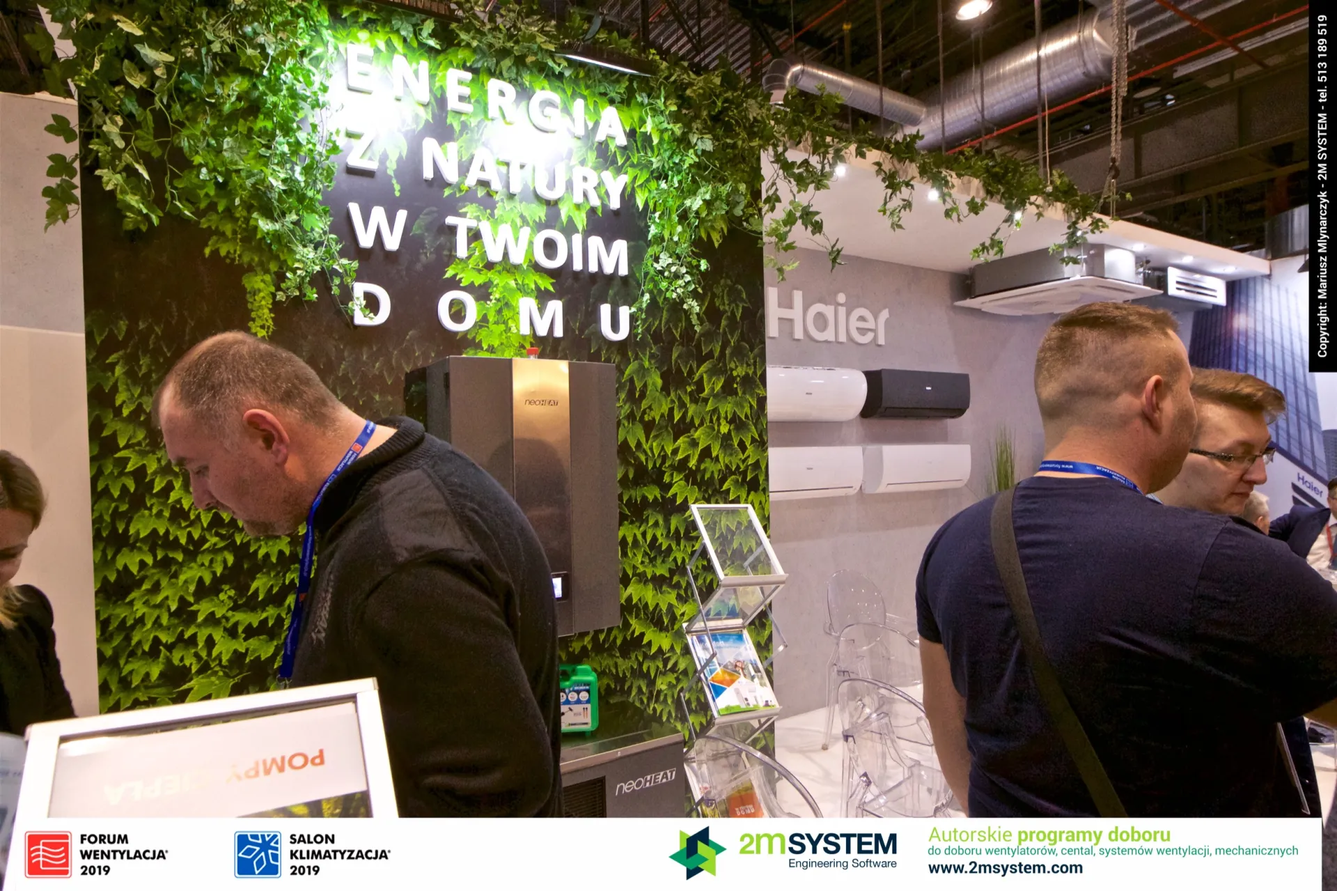 Neoheat heat pump on a green wall with "Energia z natury" lettering at Forum Wentylacja 2019
