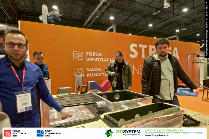 Presenter explains insulated duct board plenums to installers