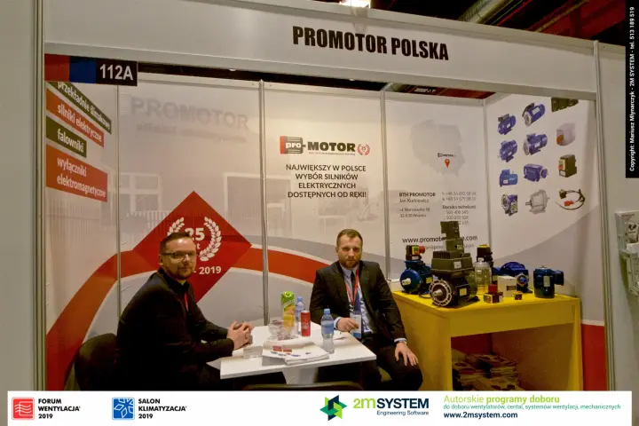 Promotor Polska stand 112A with electric motors on a yellow table