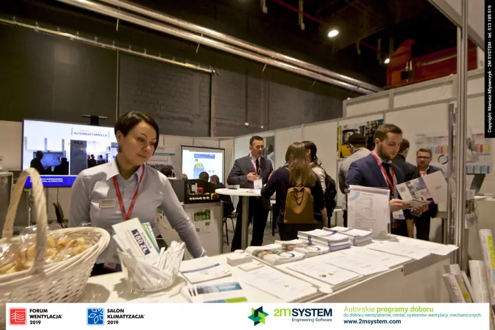 Prozon desk with leaflets and an alternatives slide on screen at Forum Wentylacja 2019