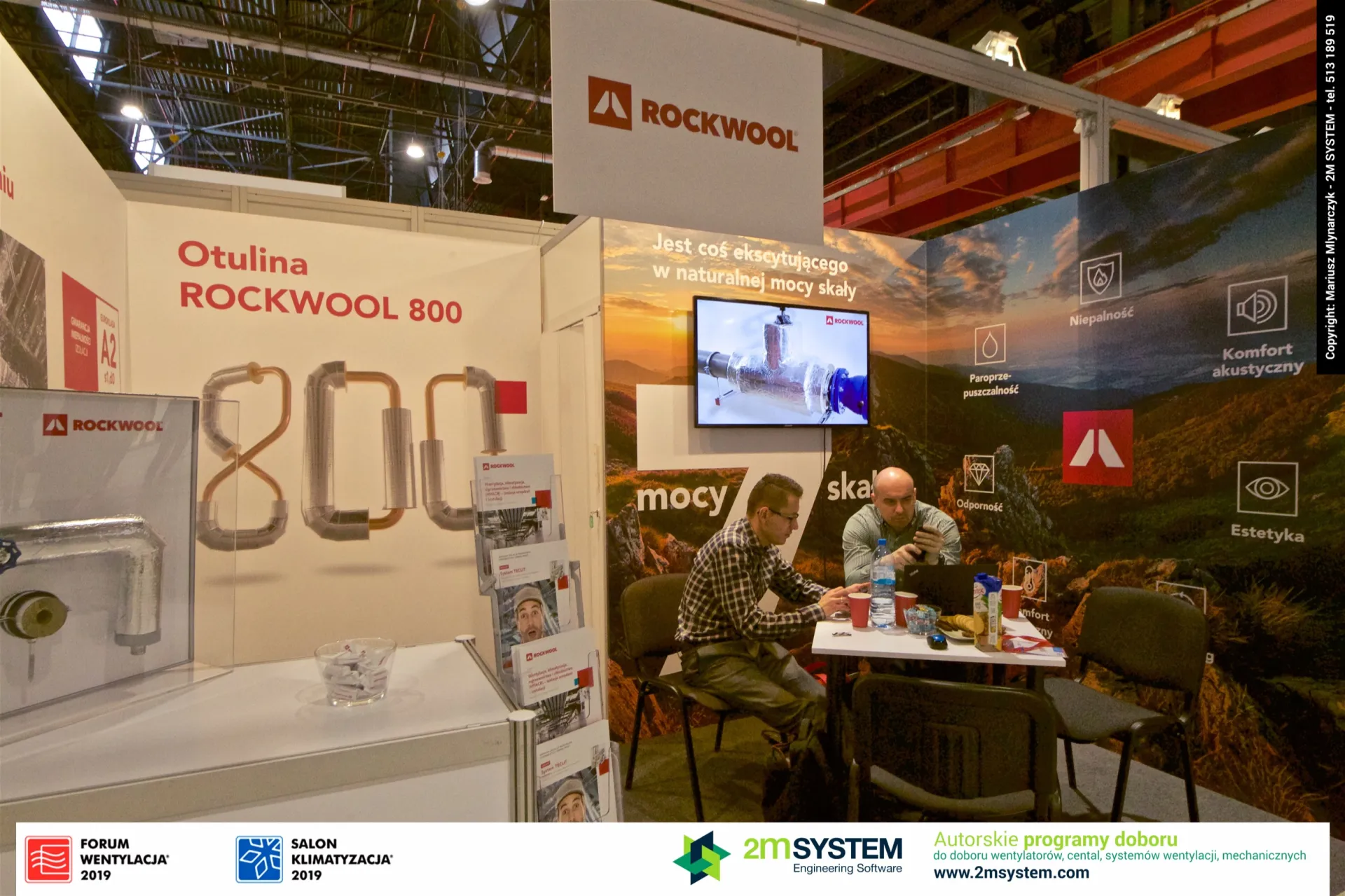 Rockwool insulated pipe sample and "ROCKWOOL 800" wall graphic at Forum Wentylacja 2019
