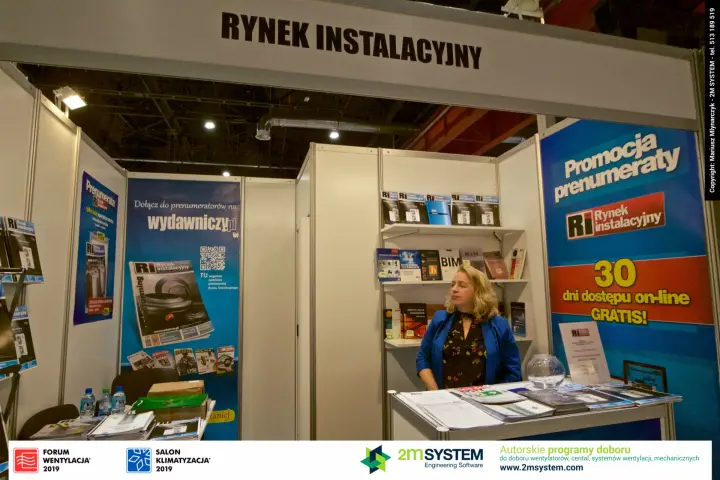 Rynek Instalacyjny magazine stand with subscription promotion banner