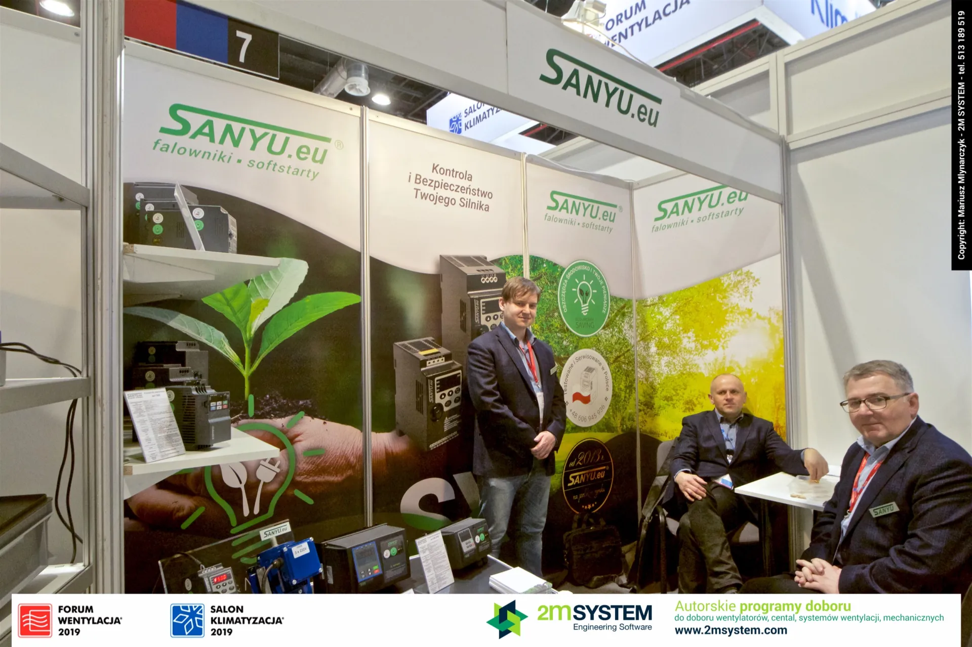 Sanyu.eu team at the booth with inverter samples on the counter at Forum Wentylacja 2019