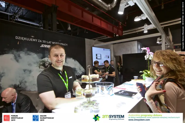 SMAY reception counter with cupcakes and the 30-year anniversary graphic at Forum Wentylacja 2019