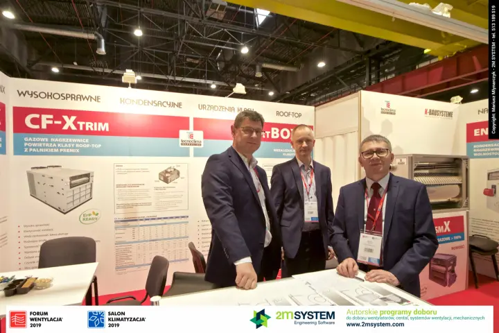 Tecnoclima team in front of CF-Xtrim rooftop gas air heater graphics