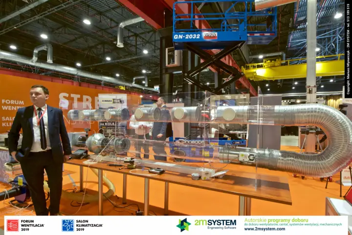 Transparent duct demonstration with disc valves and a looped flexible duct at Forum Wentylacja 2019