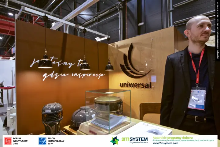 Uniwersal logo wall with rooftop fan in a glass display case at Forum Wentylacja 2019