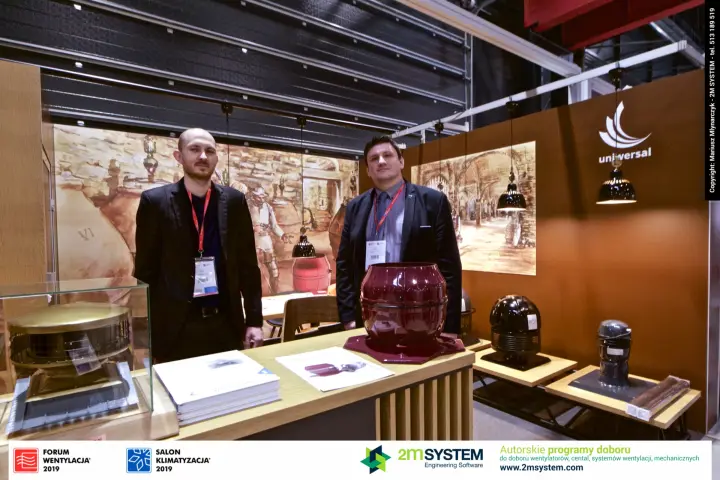 Uniwersal team behind a burgundy chimney fan at the counter at Forum Wentylacja 2019