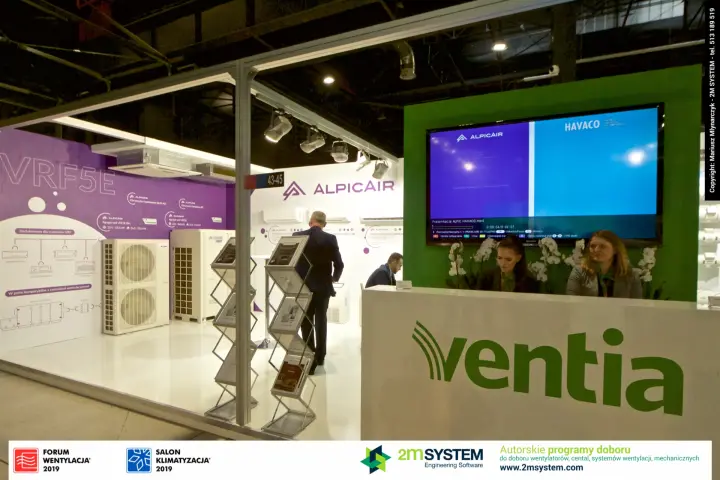 Ventia reception counter beside the Alpicair VRF5E display at Forum Wentylacja 2019
