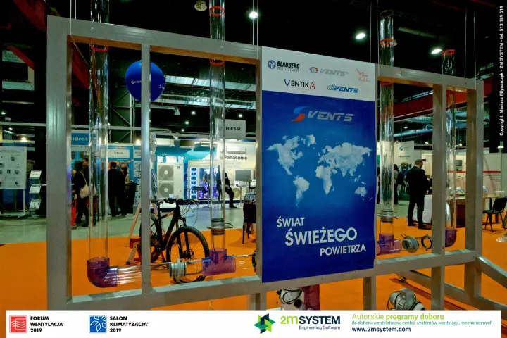 Vents Group banner Świat Świeżego Powietrza on a transparent duct frame at Forum Wentylacja 2019